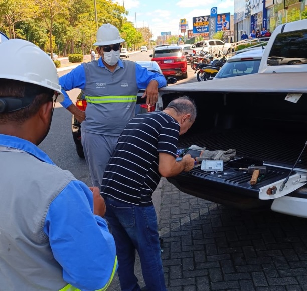 Donos de lojas de celulares são presos por furto de energia em Teresina