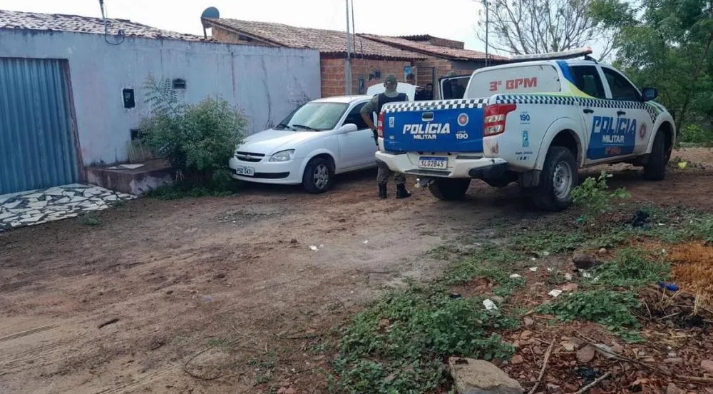 Polícia Militar encontra carro roubado após invasão a residência em Floriano
