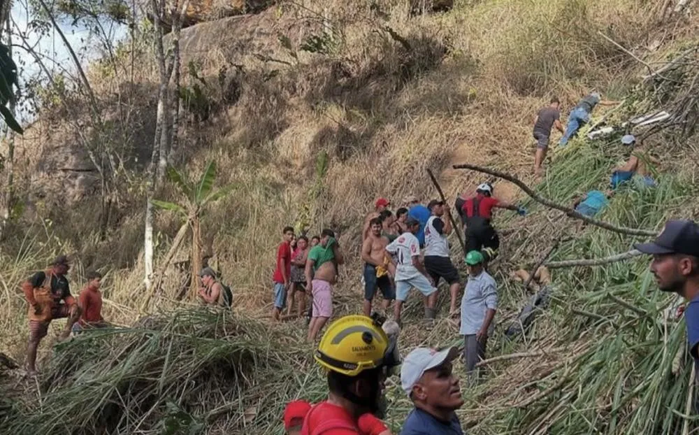 Grave acidente de ônibus deixa 17 mortos em Alagoas