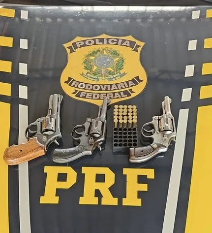 Tráfico Internacional: PRF apreende 03 armas de fogo de origem estrangeira e 25 munições em Floriano