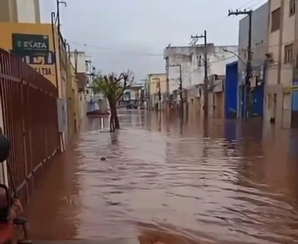Forte chuva causa alagamento nas ruas de Picos-PI