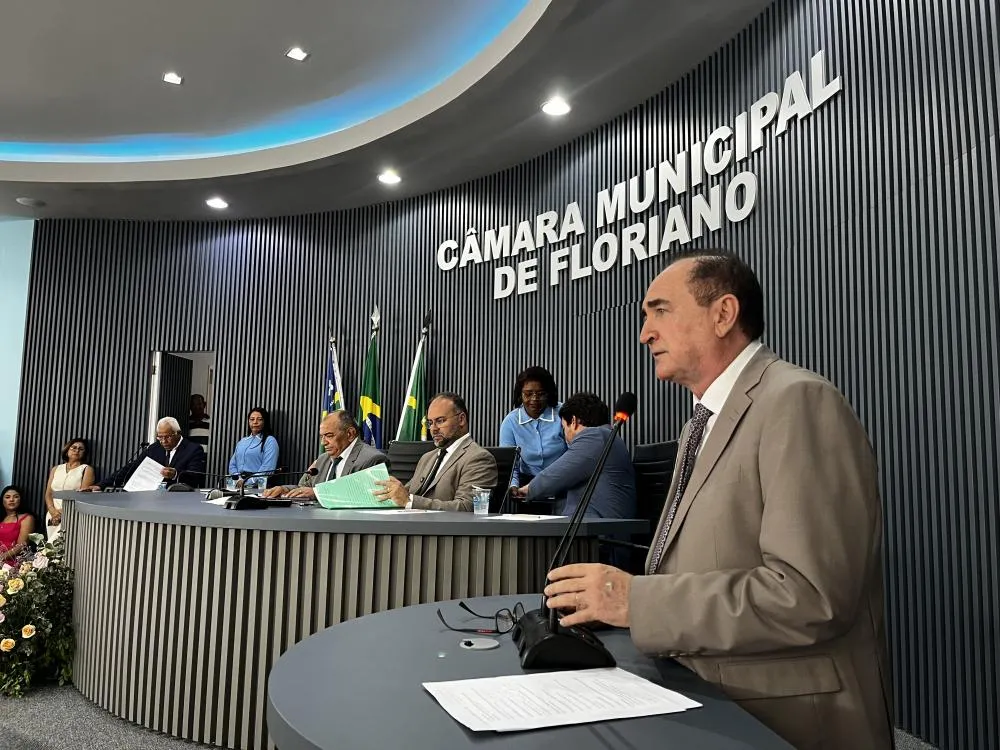 Prefeito Antônio Reis, vice Joab e os vereadores tomam posse em Floriano 