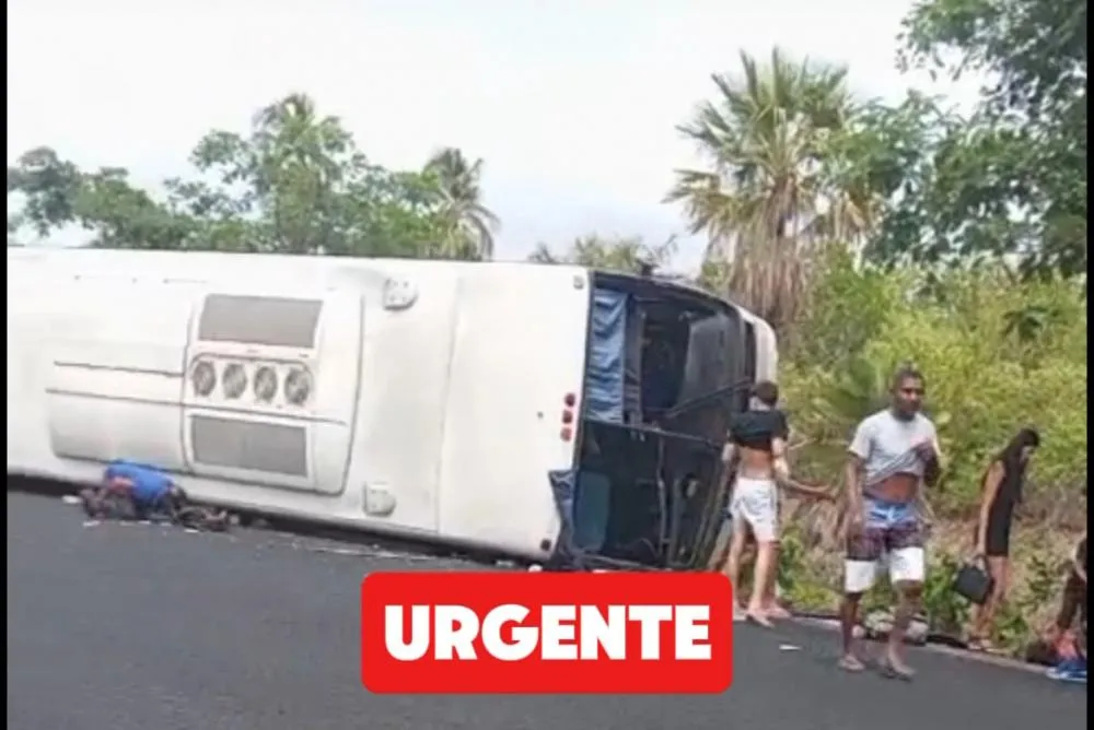 Ônibus tomba na PI-223 e deixa vários feridos entre Beneditinos e Altos