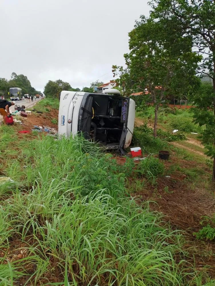 Sete pessoas morrem e 19 ficam feridas após ônibus tombar no Piauí