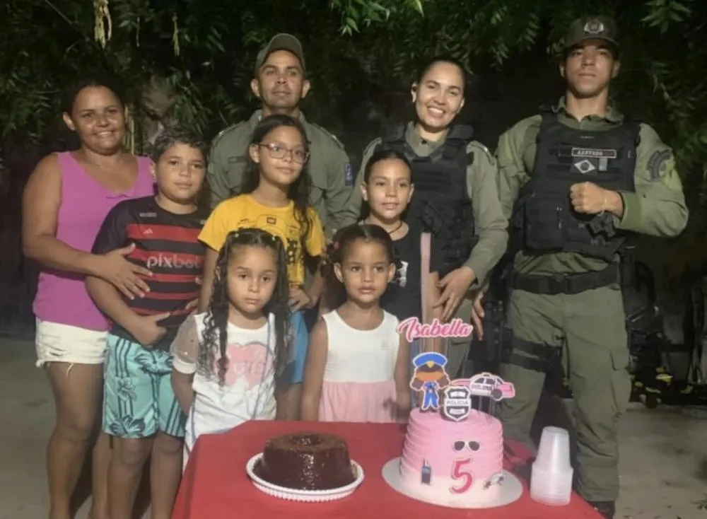 Policiais fazem surpresa em aniversário de criança fã da PM em Floriano