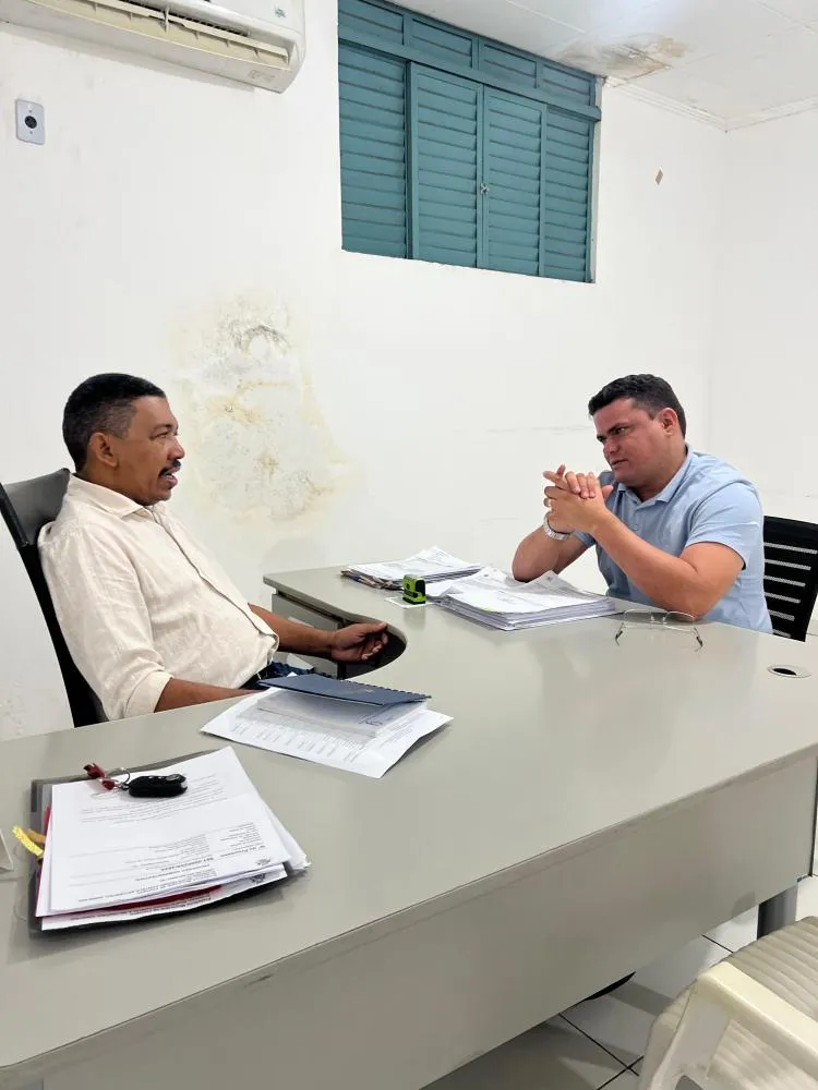 Vereador João Neto Gomes discute melhorias para bairros de Floriano em reunião com o secretário de infraestrutura