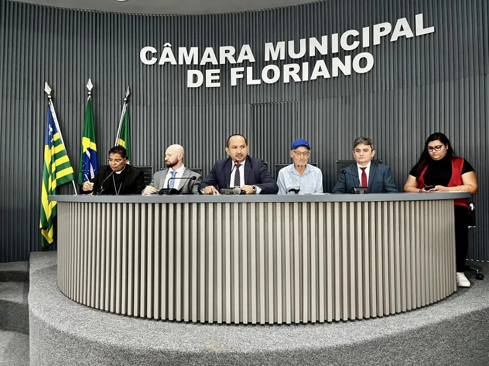 Câmara de Vereadores de Floriano homenageia Padre João Schmid em sessão Solene