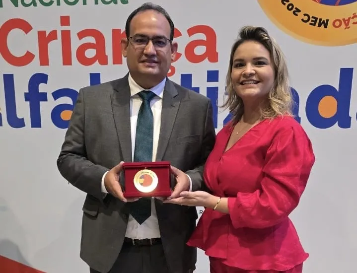 Em cerimônia em Brasília, Dr Celso Antônio recebe Selo Ouro pelo compromisso com a alfabetização