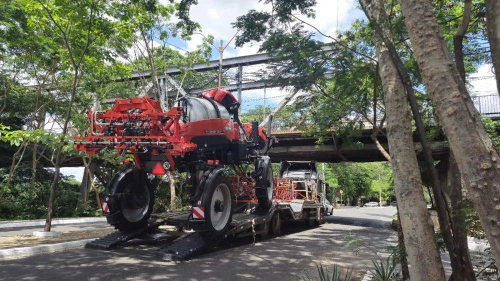 Caminhão com máquina agrícola avaliada em R$ 1,5 milhão fica preso na Ponte Metálica