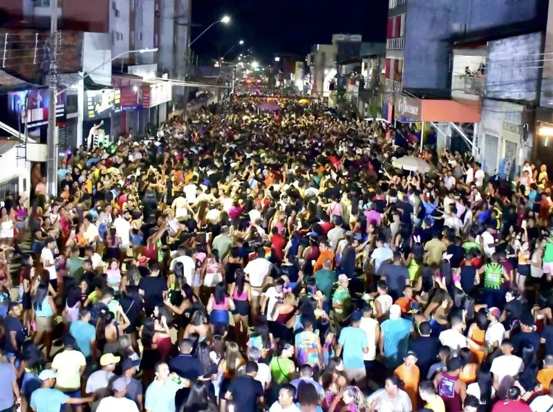 Avine Vinny anima arrastão no sábado de Carnaval em Floriano-PI