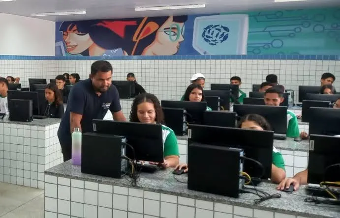 Estudantes das escolas de tempo integral do Piauí utilizam inteligência artificial para aprender Inglês