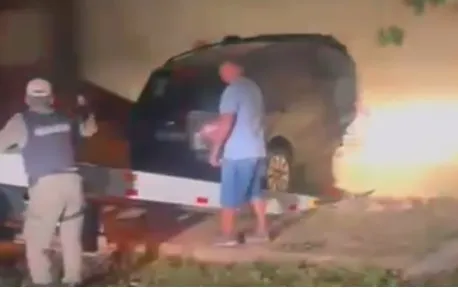 Carro desgovernado invade igreja em Floriano e motorista foge do local do acidente