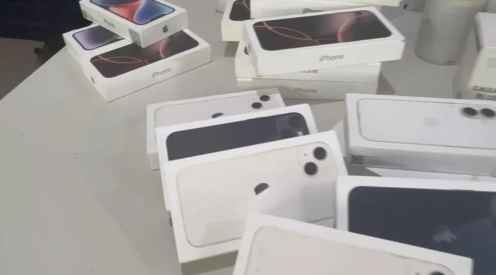 PRF apreende iPhones, eletrônicos e vinhos de origem estrangeira em ônibus na BR 230 em Floriano