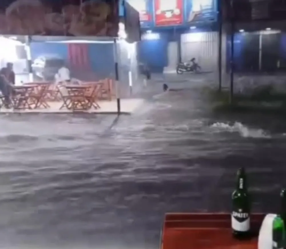 Mulher e criança são arrastadas por correnteza durante forte chuva em Teresina