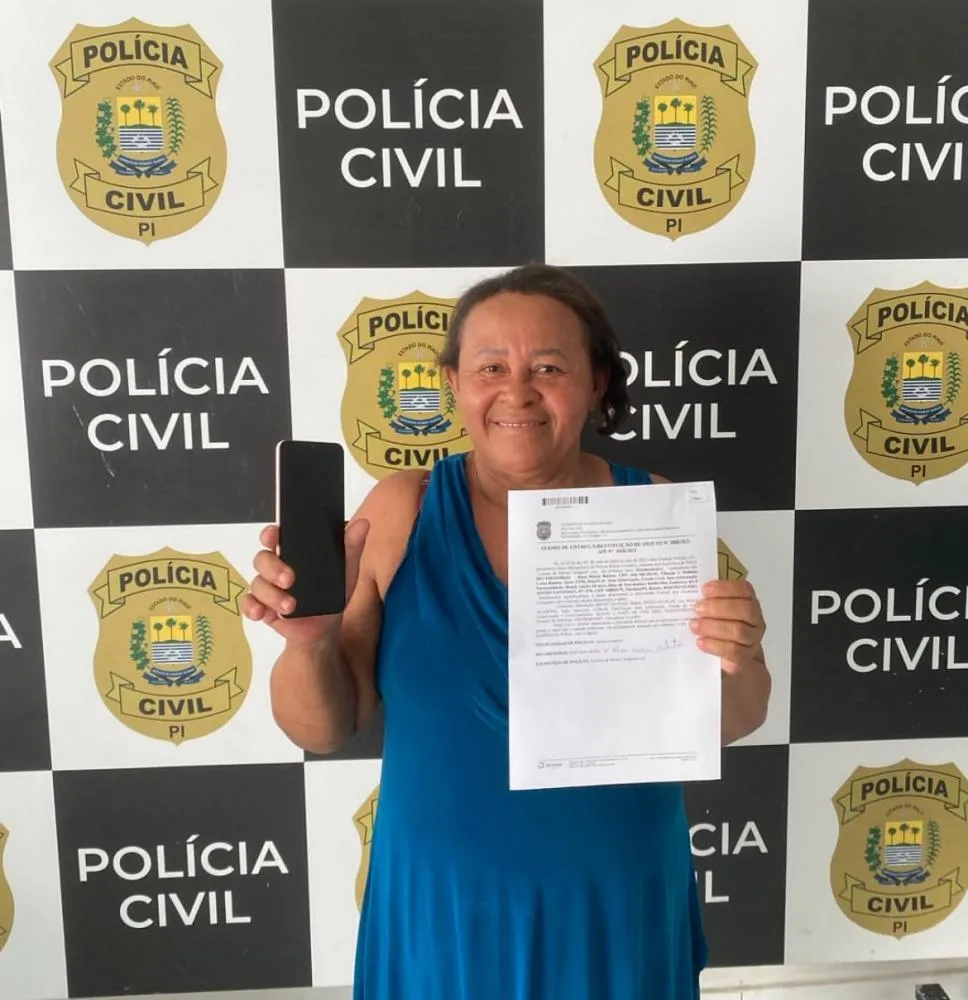 DEPATRI de Floriano realiza mais uma restituição de celular e a proprietária agradece o trabalho da polícia