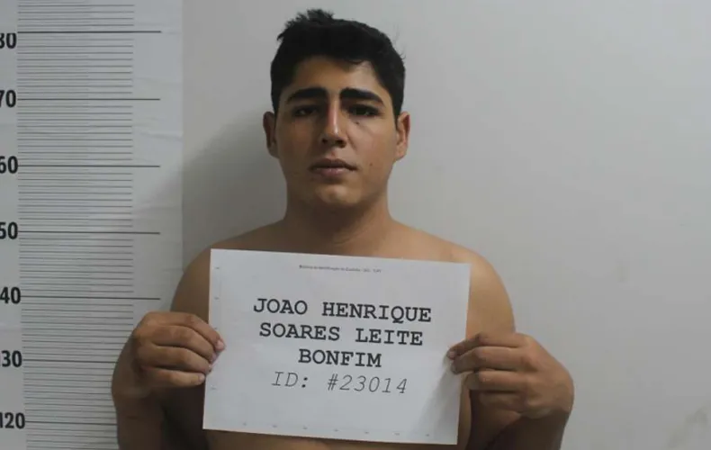 Estudante que matou casal ao invadir sinal em estado de embriaguez é solto com tornozeleira
