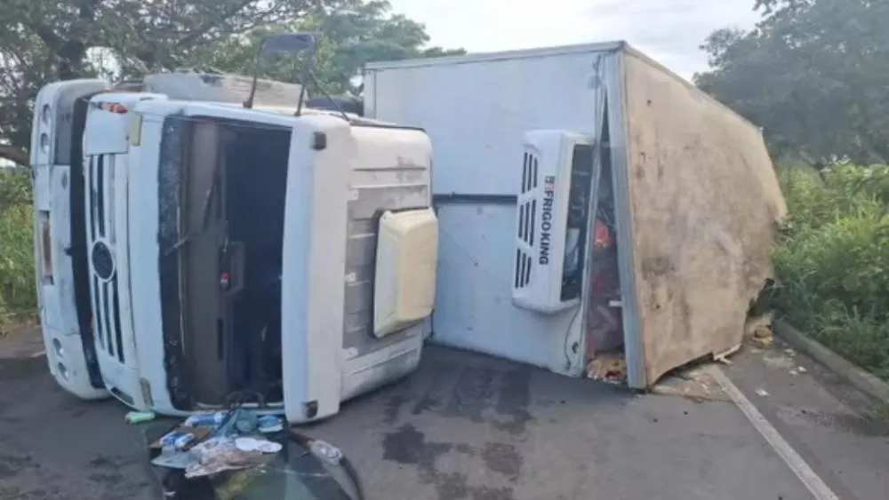 Caminhão carregado de frangos tomba na PI-140, em Floriano  