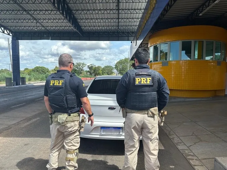 PRF recupera carro roubado no PE durante fiscalização em Floriano (PI)