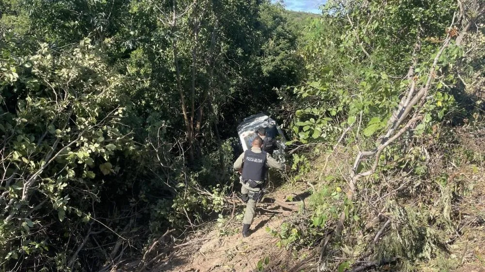 Motorista morre e romeiros ficam feridos em acidente com micro-ônibus na BR-407 em Jaicós