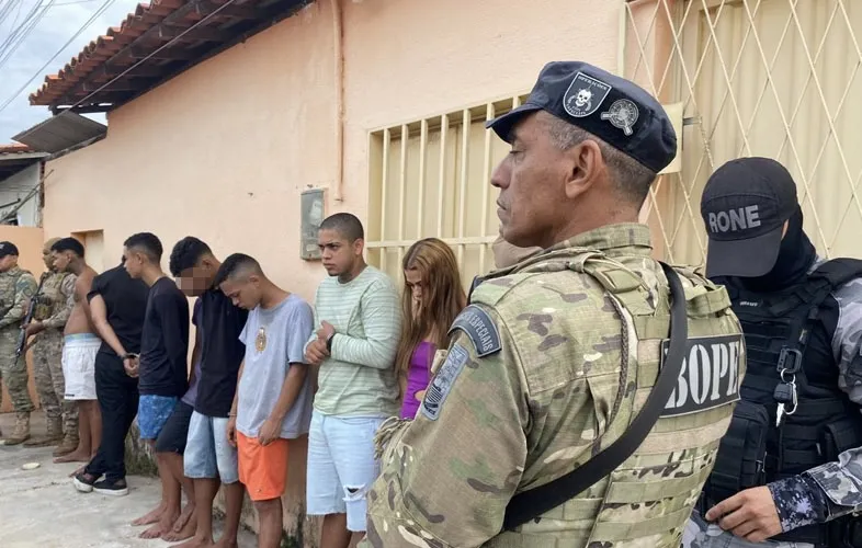 Nove suspeitos de arrastão e roubo de ouro são detidos com arma, moto roubada e drogas