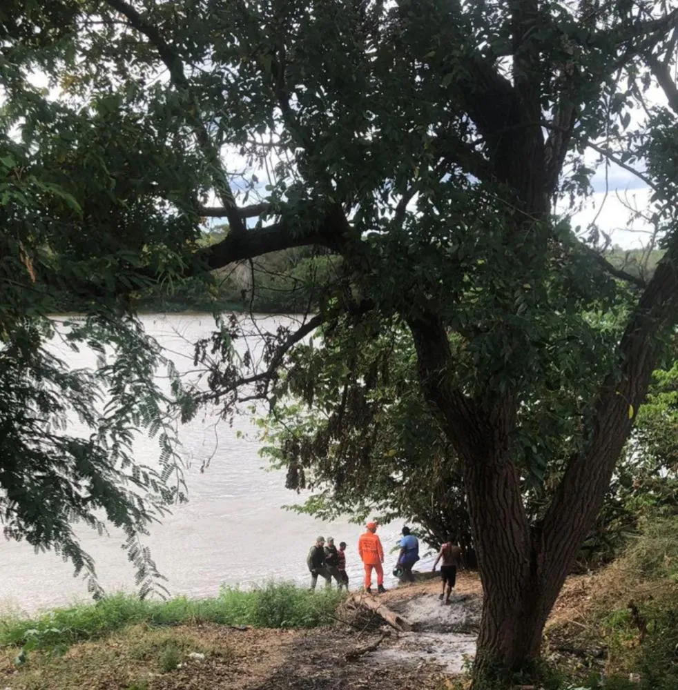 Bombeiros realizam buscas por jovem desaparecida nas margens do Rio Parnaíba em Floriano
