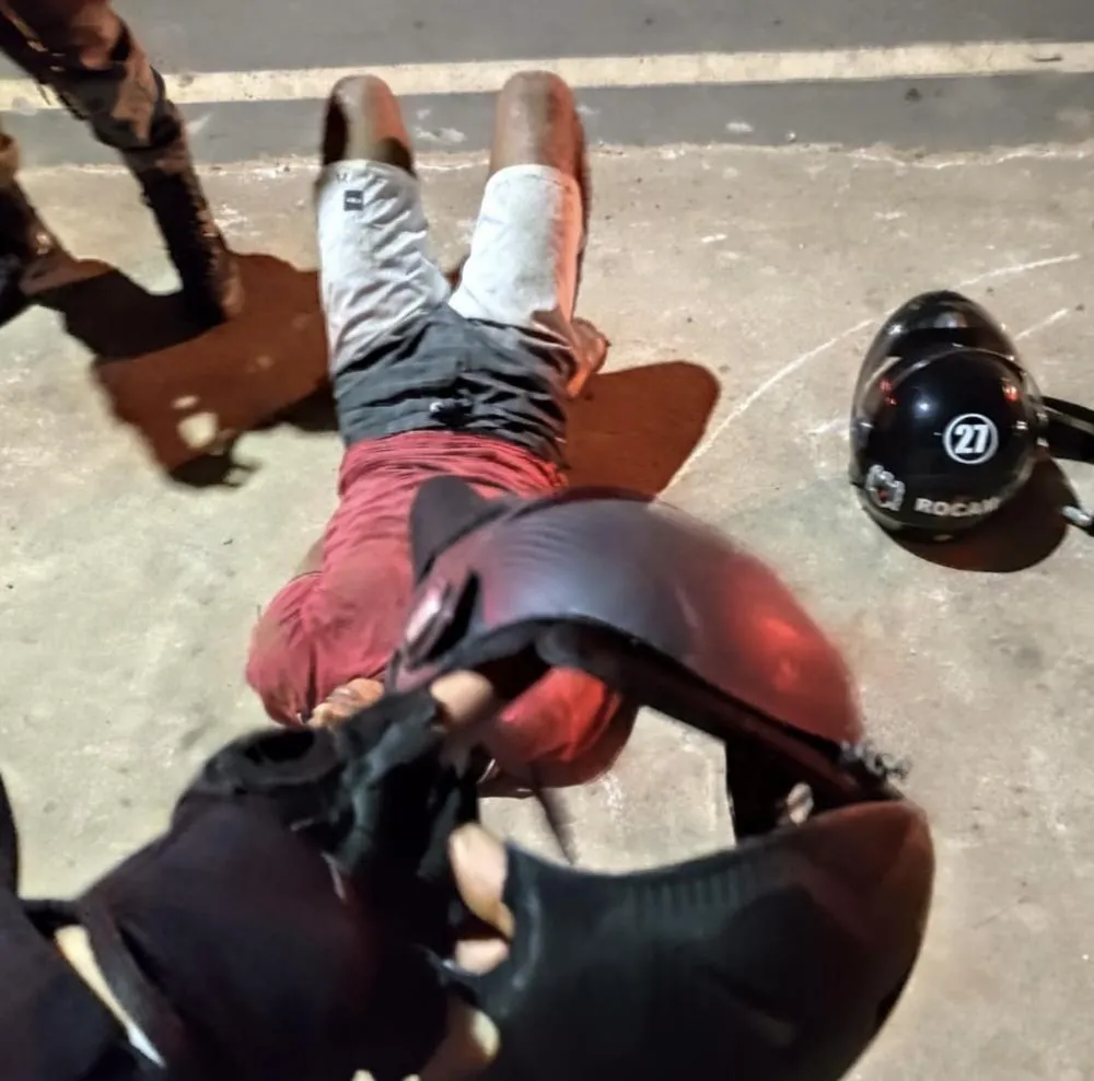 Polícia Militar apreende arma de fogo e recupera moto roubados após perseguição em Floriano