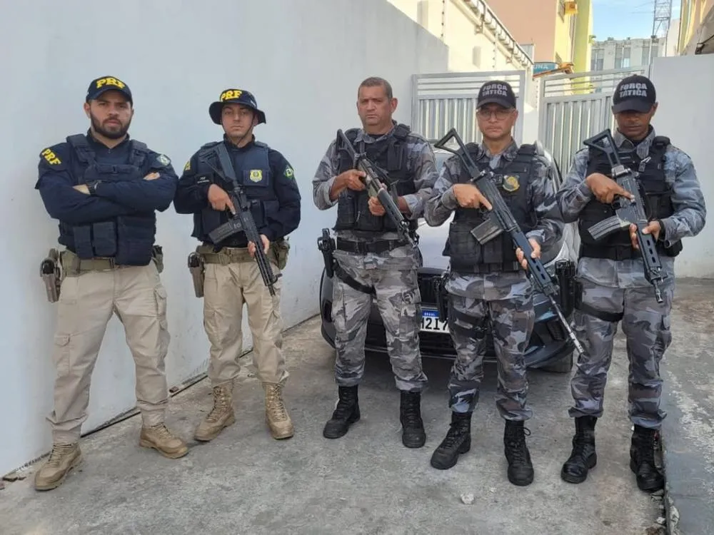 Ação integrada entre PRF e Polícia Militar resulta na apreensão de carro roubado e prisão de suspeitos em Floriano