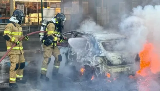 Carro fica destruído após pegar fogo em frente a supermercado em Floriano