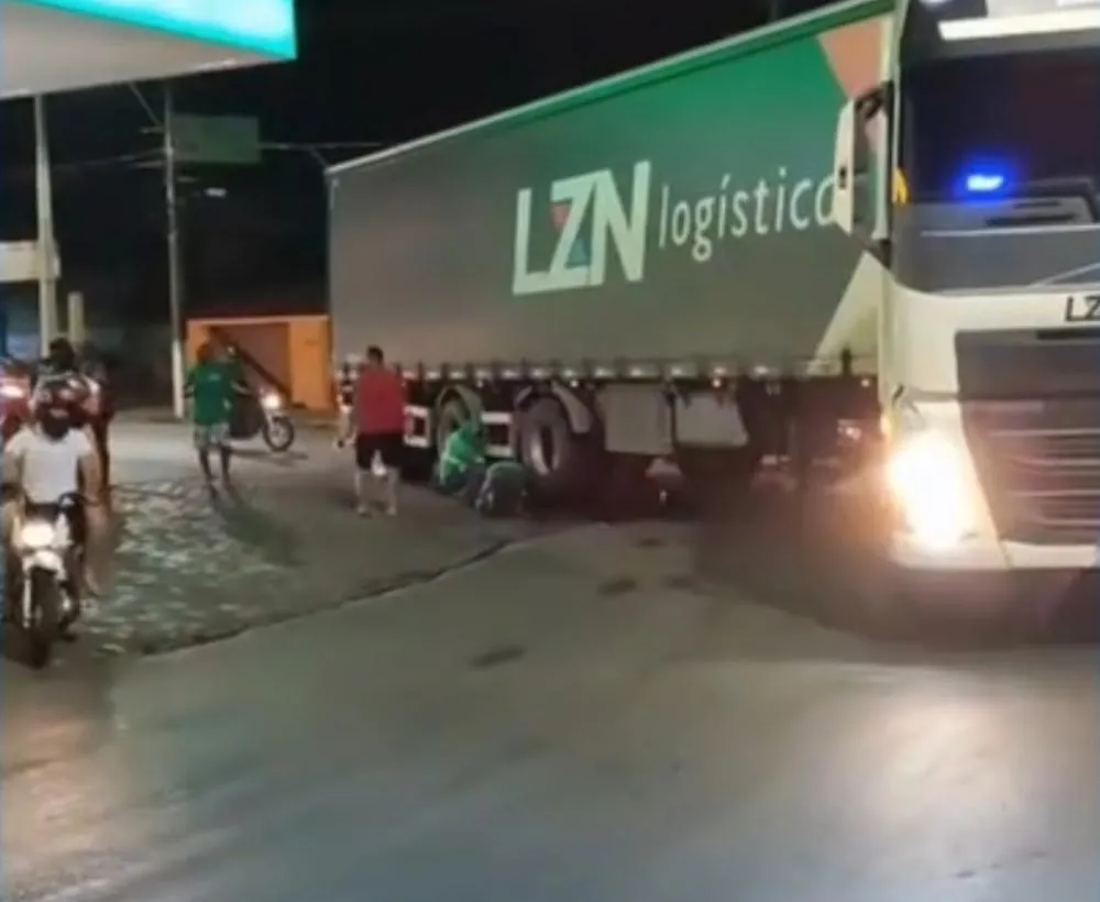 Vídeo: Mulher salta de moto e escapa de atropelamento por caminhão em rotatória de Floriano