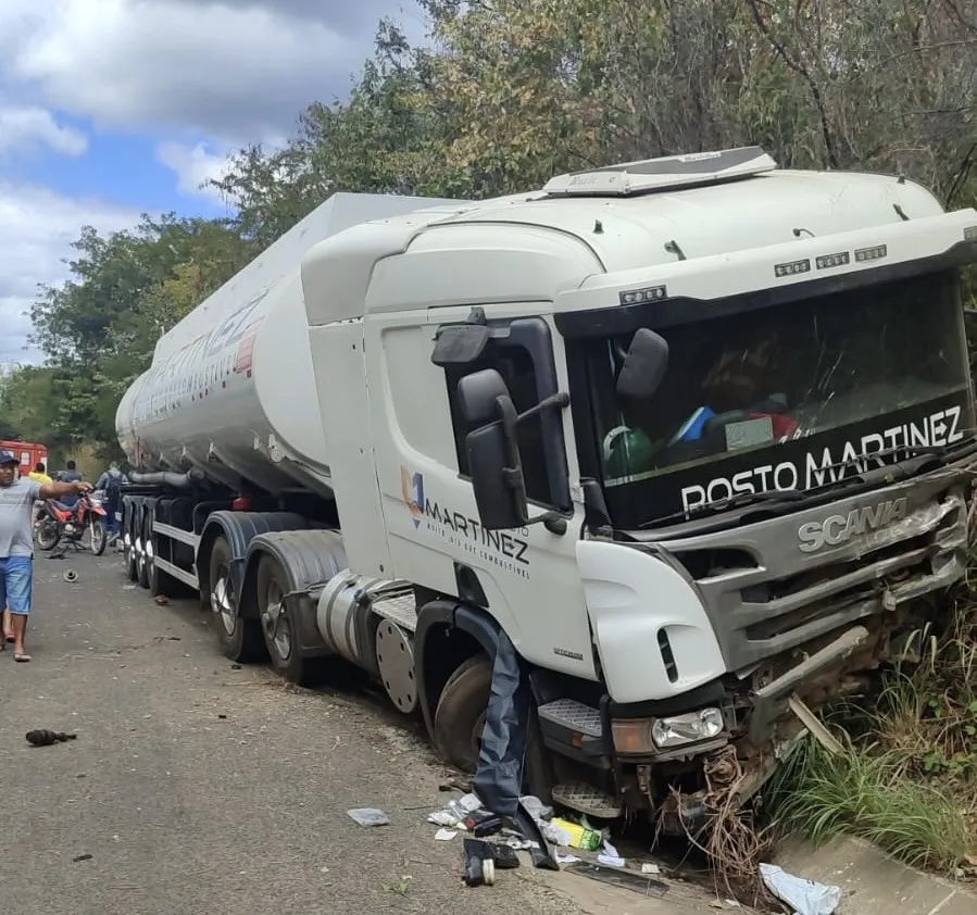 Casal morre após carro ser atingido por caminhão e arrastado para fora da pista no Piauí
