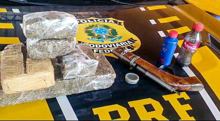 Floriano-PI: PRF apreende arma de fogo e maconha em ônibus