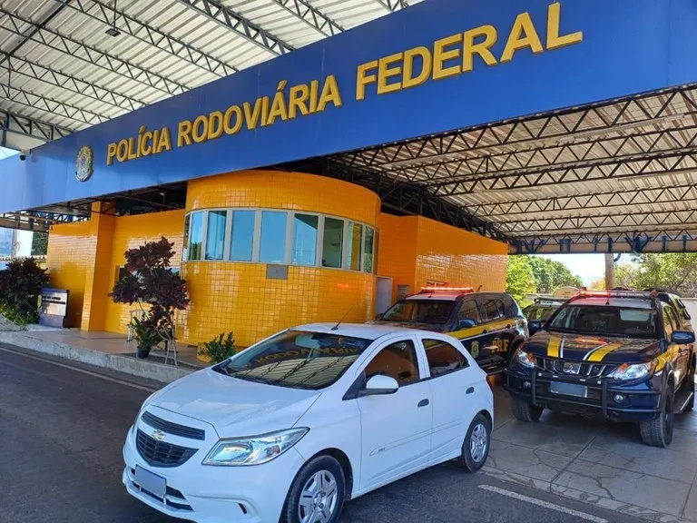 PRF recupera veículo roubado com sinais de adulteração na BR-230 em Floriano-PI