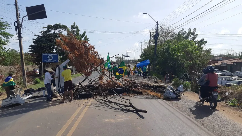 Manifestantes voltam a fechar rodovia em Teresina contra resultado nas urnas