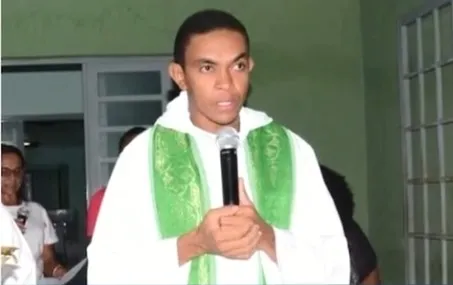 Padre entrega o cargo após vídeos íntimos vazarem 