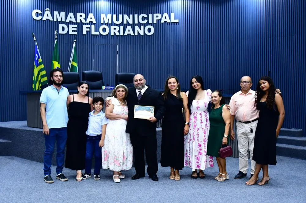 Câmara Municipal homenageia cientista florianense com o diploma do Mérito Legislativo