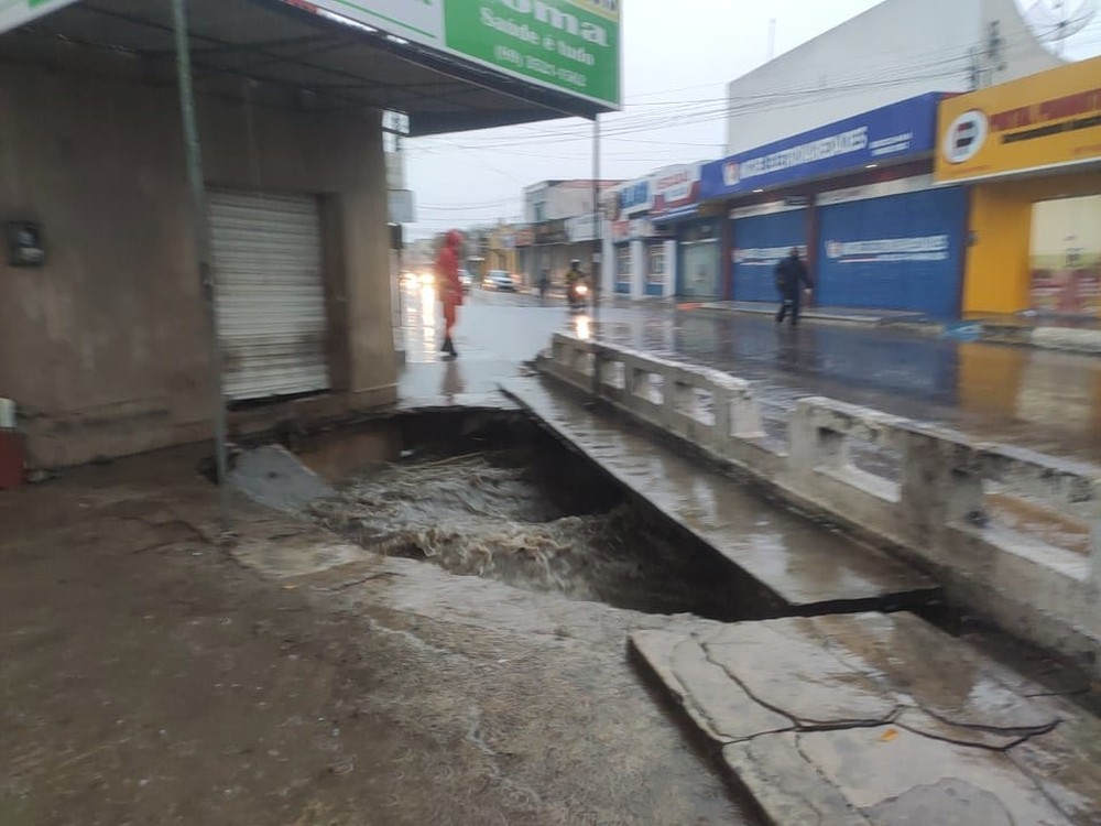 Chuva causa alagamentos, moto cai em bueiro e teto de clínica desaba em Floriano