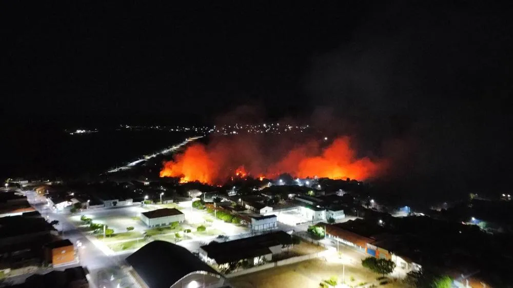 Incêndio de grandes proporções atinge São José do Peixe e assusta moradores; equipes buscam conter o fogo