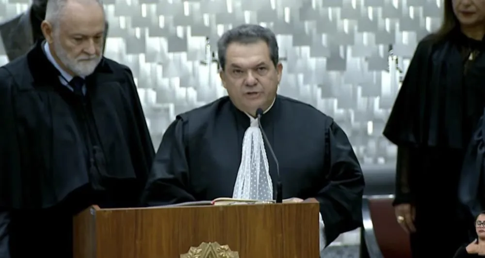 Piauiense Carlos Brandão toma posse como ministro do STJ