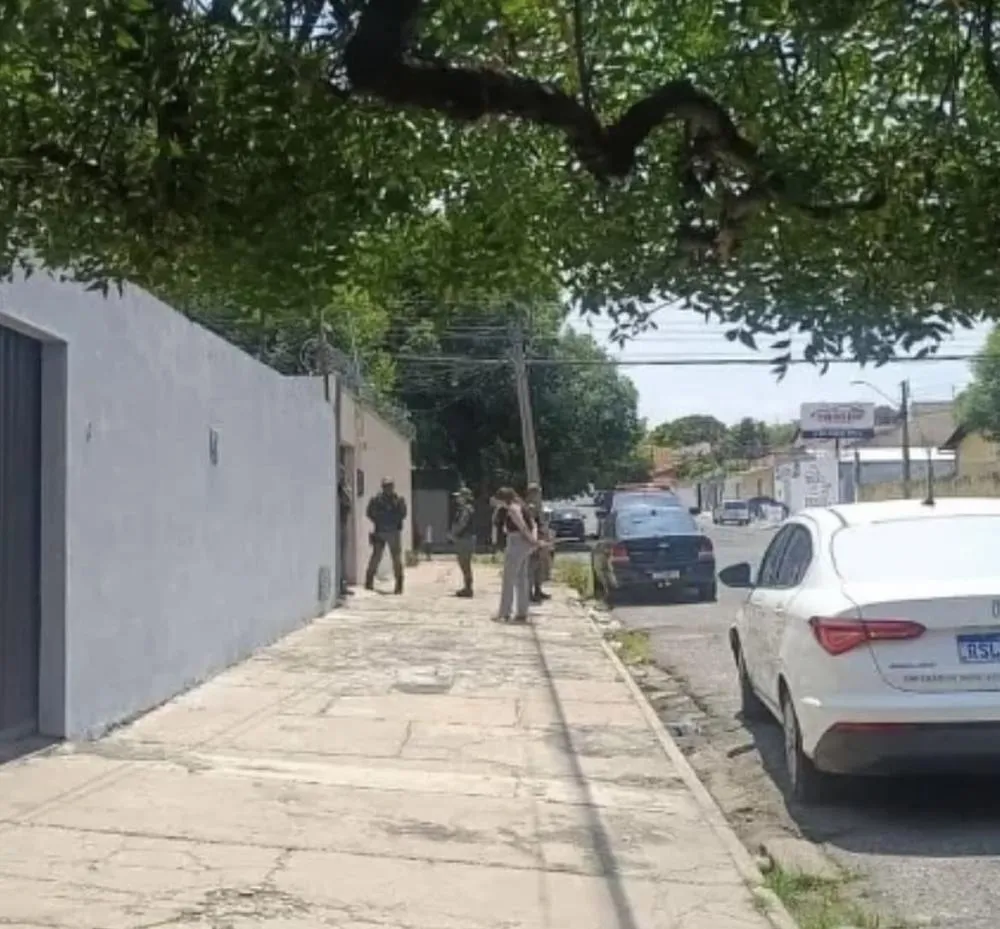 Mãe mantém filhos reféns dentro de casa em Teresina; polícia negocia rendição
