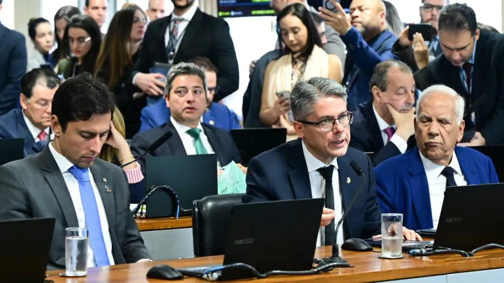 Em votação unânime, CCJ do Senado rejeita e enterra PEC da Blindagem