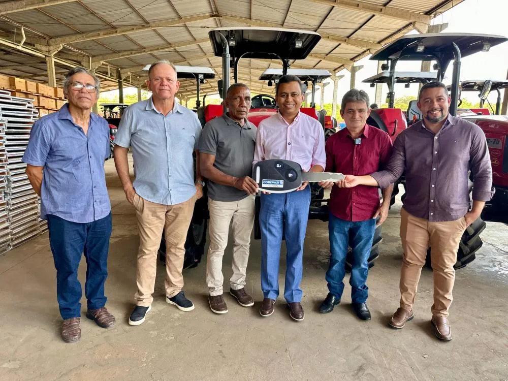 Vereador Edvaldo recebe trator em Teresina para fortalecer a agricultura familiar em Floriano