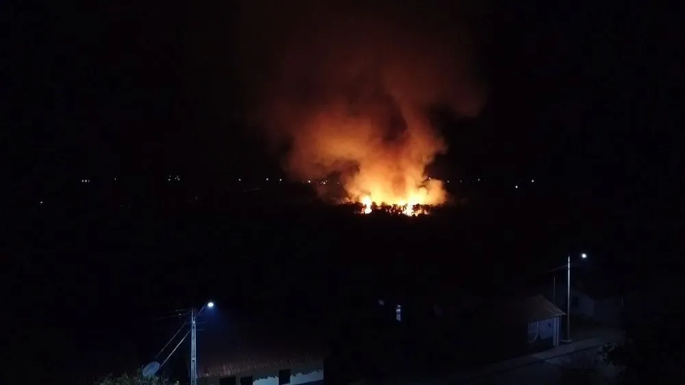Incêndio atinge São José do Peixe há 6 dias, mobiliza equipes e assusta moradores