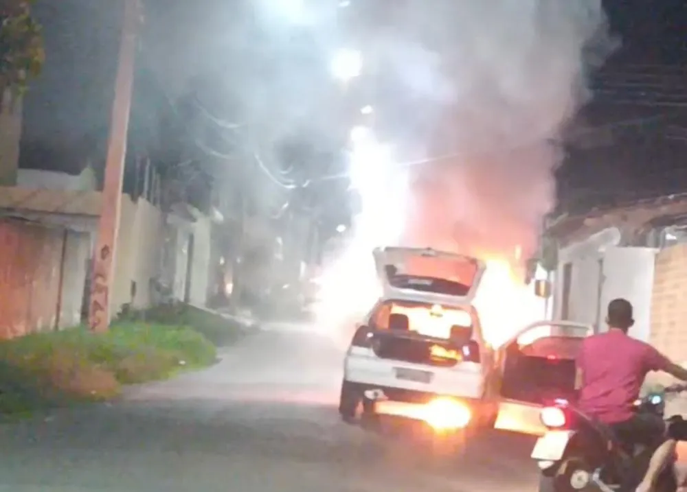 Vídeo: Veja o momento que carro é tomado por fogo em Floriano