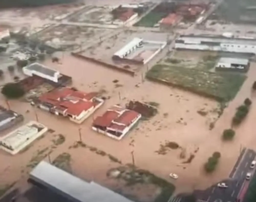 Forte chuva alaga ruas e invade casas em Uruçuí-PI