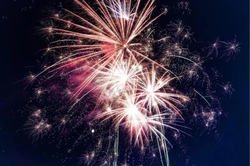 Fogos de artifícios próximos à rede elétrica podem causar acidentes e interromper o fornecimento de energia