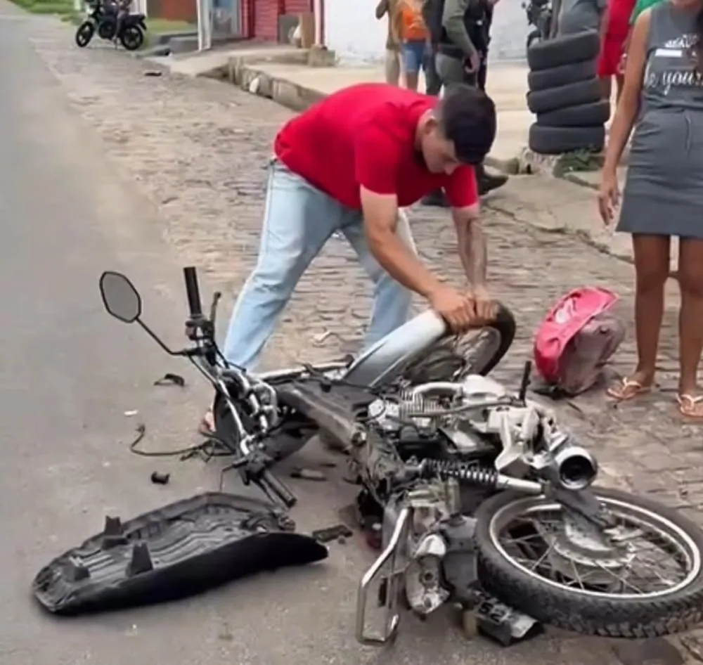 Vídeo mostra adolescente depredando moto já sob custódia da PM na zona Sul de Teresina