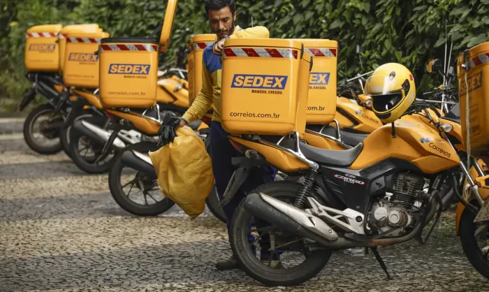 Plano de reestruturação dos Correios prevê demissão de até 15 mil funcionários e fechamento de mil agências