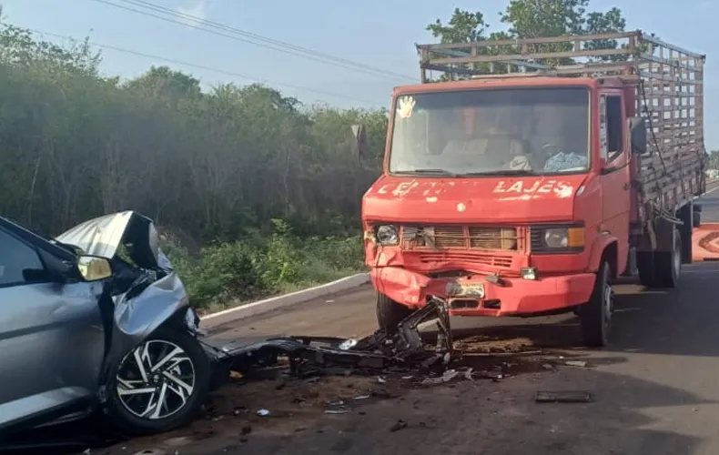 Bebê recém-nascido morre e outras duas pessoas ficam feridas após grave acidente na BR-343