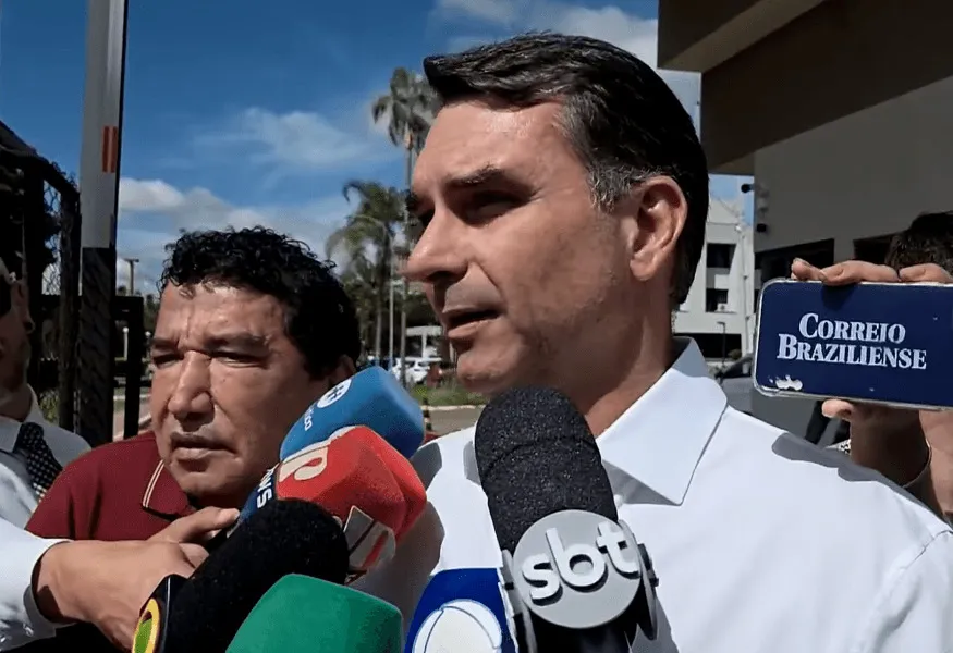 Flávio Bolsonaro evita comentar post de Michelle sobre Tarcísio de Freitas