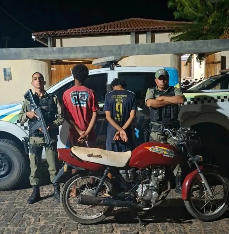 Dupla é conduzida à delegacia suspeita de furtar motocicleta